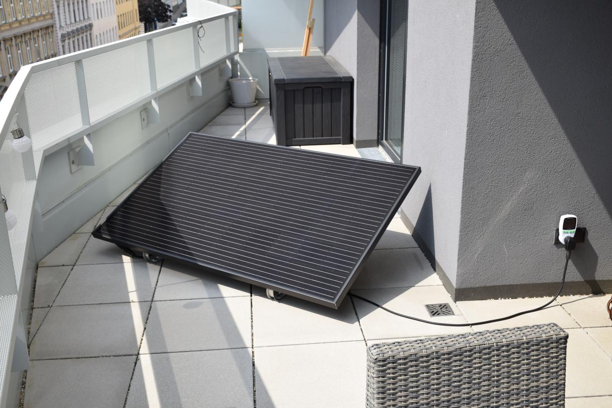 Balkon-Solaranlage im Test: Genug Strom für den Kühlschrank