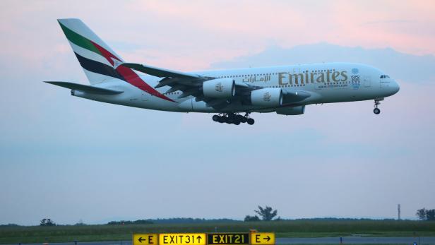 Ein Emirates A380 landet auf einer Landebahn.