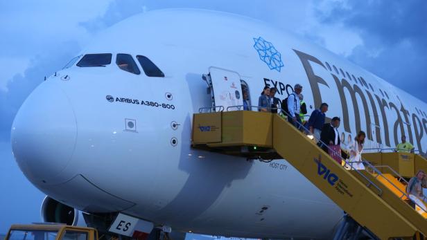 Passagiere verlassen ein Flugzeug vom Typ Airbus A380-800 der Fluggesellschaft Emirates.