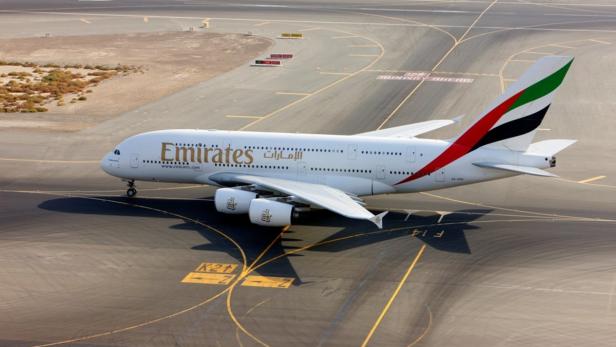 Ein Emirates A380 Flugzeug steht auf einer Startbahn.