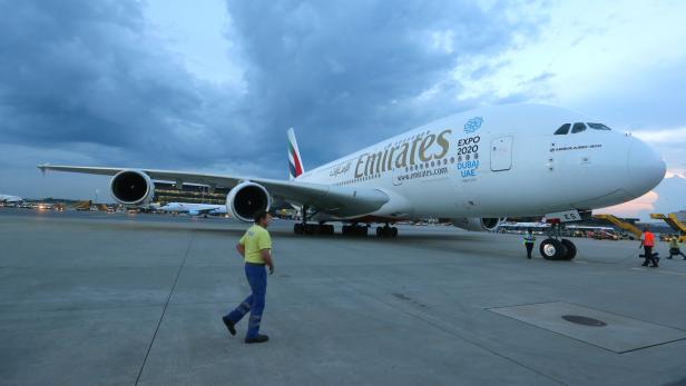 Ein Emirates Airbus A380-800 steht auf dem Rollfeld.