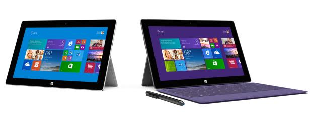 Zwei Tablets mit Windows-Startbildschirm, eines mit Tastatur und Stift.