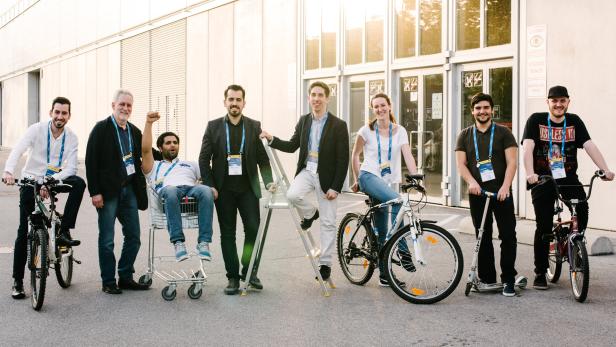 Waytation-Gründer Cemsit Yelgin (Mitte links) und Florian Bräuer (Mitte rechts) mit ihrem Team