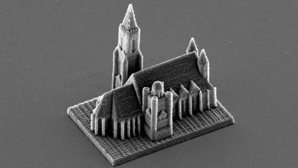 Eine Nachbildung des Wiener Stephansdoms - geometrisch etwas vereinfacht, aber unvorstellbar klein: Nur etwas über 50 µm misst das Modell.