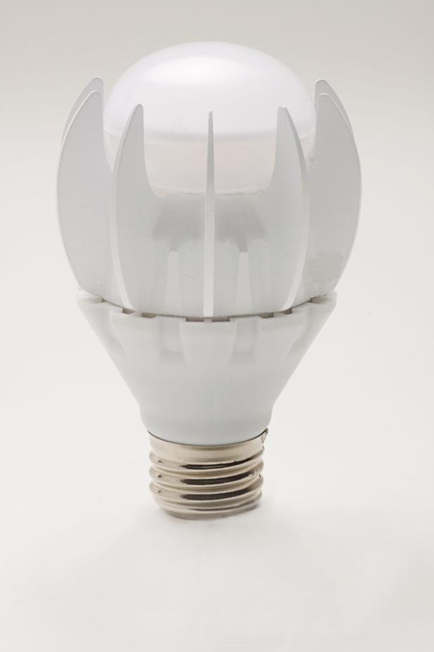 Eine weiße LED-Lampe mit Kühlkörper auf einem weißen Hintergrund.