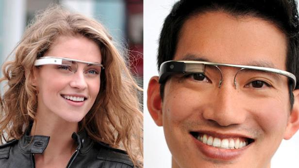 Zwei Personen, eine Frau und ein Mann, tragen Google Glass.