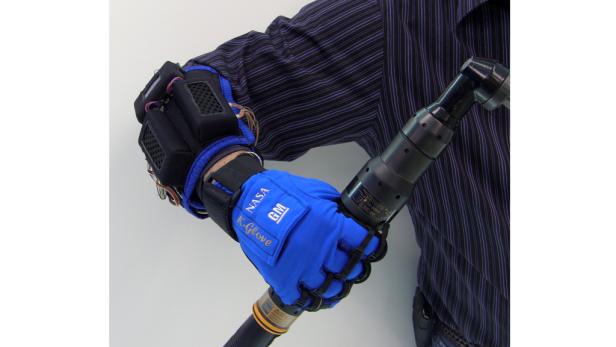Kraftvoll zupacken mit dem Robo-Glove.