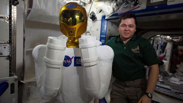 Robonaut 2 mit Kosmonaut Oleg Skripochka auf der ISS.