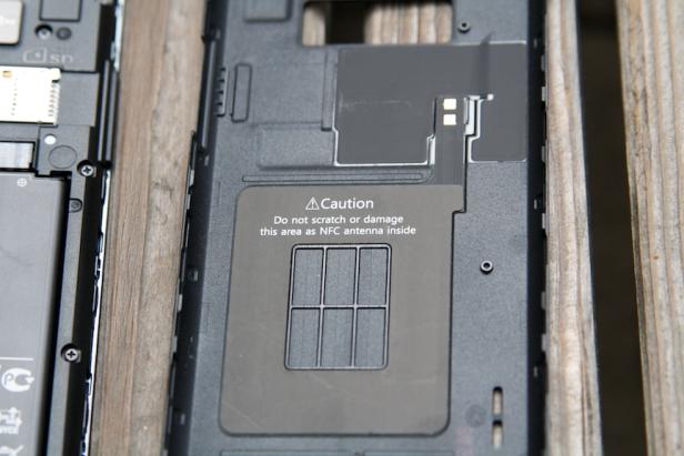 NFC-Chip im Gehäusedeckel des Optimus L7