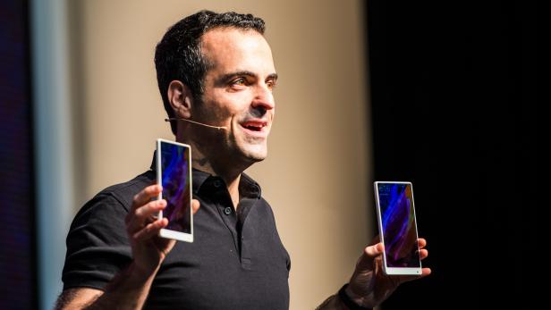 ´Xiaomi-Vice President Hugo Barra mit weißen Mi Mix-Modellen