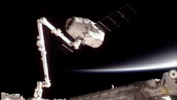 Zwei Astronauten steuerten den Roboterarm, mit dem Dragon geschnappt wurde.