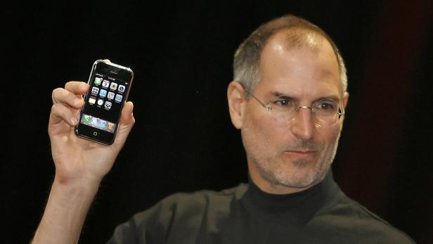 Steve Jobs mit dem iPhone Steve Jobs mit dem iPhone