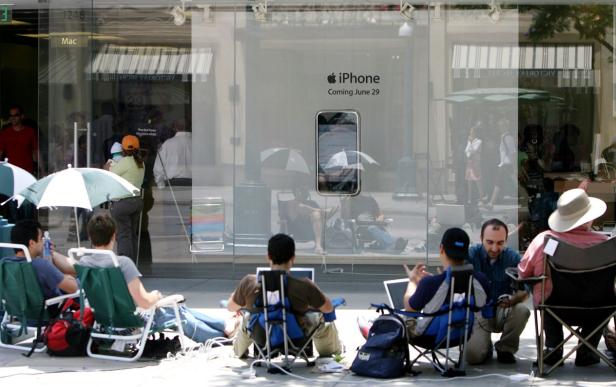 Warten auf das neue iPhone vor dem Apple Store: Ein gewohntes Bild seit 2007 Warten auf das neue iPhone vor dem Apple Store: Ein gewohntes Bild seit 2007