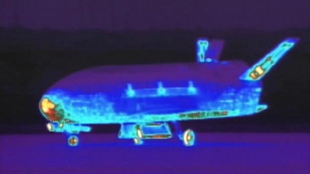 OTV-2 nach seiner Landung auf einer Infrarot-Aufnahme. Die heiße Schnauze zeugt von den hohen Temperaturen beim Wiedereintritt in die Erdatmosphäre.