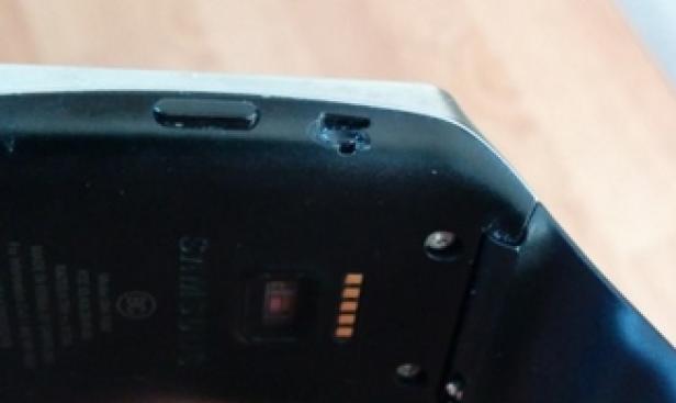 An einigen Gear Lives sind Teile der Ladegerät-Halterung an der Smartwatch abgebrochen, weshalb das Laden nicht mehr möglich ist.