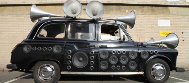Das "Soundtaxi" kurvt durch London.