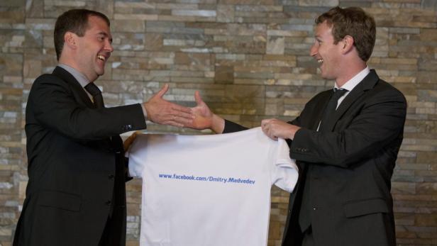 Mark Zuckerberg überreicht Regierungschef Dmitri Medwedew ein T-Shirt