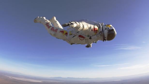 Nach dem Absprung geht es mit bis zu 1.200 km/h zurück zur Erdoberfläche.