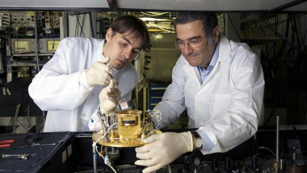 Serge Haroche (re.) und ein Assistent beim Experimentieren.