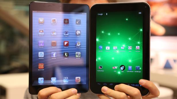 iPad mini (links) mit 7,9 Zoll und Toshiba AT270 mit 7,7 Zoll