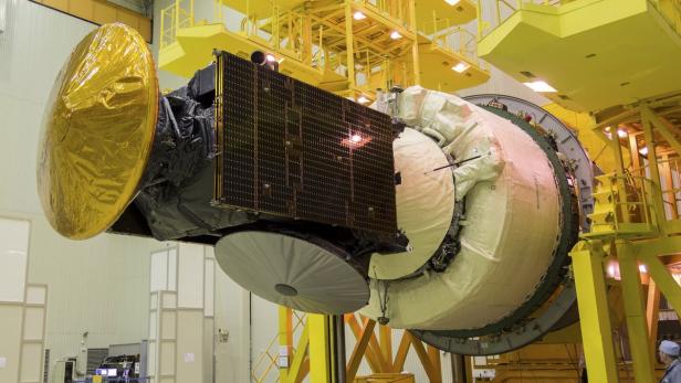 Satellit und Landemodul werden hier zusammengesetzt