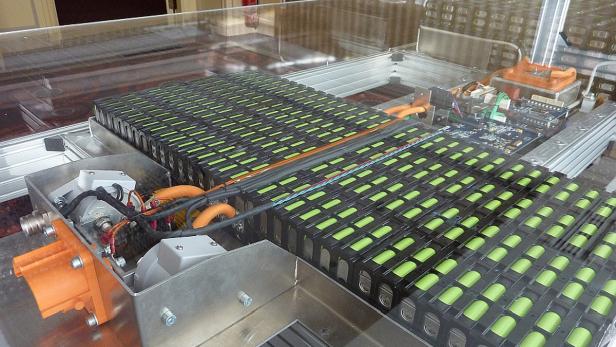 Batterie-Packs im Fahrzeugrahmen.