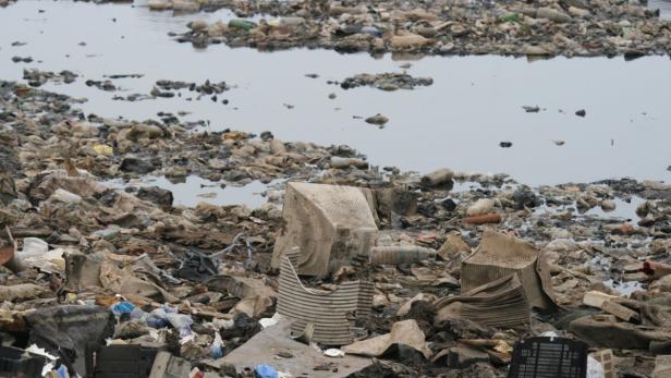 Schadstoffe aus Elektroschrott verunreinigen Wasser und Boden
