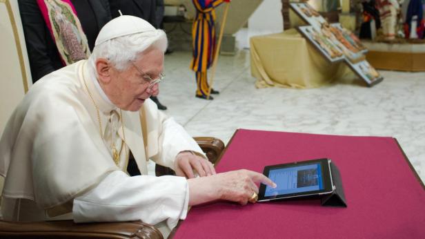 Papst Benedikt XVI. mit neuer Kommunikations-Technik.