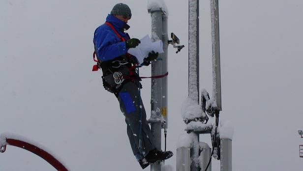 Mobilfunk Mast Witterung Schnee Eis Berg Handy