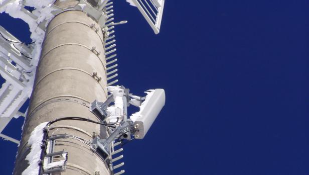 Mobilfunk Mast Witterung Schnee Eis Berg Handy