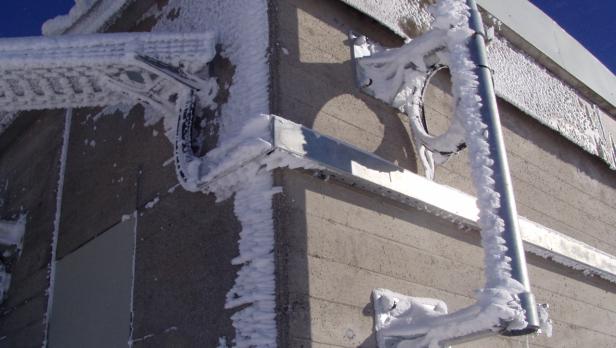Mobilfunk Mast Witterung Schnee Eis Berg Handy