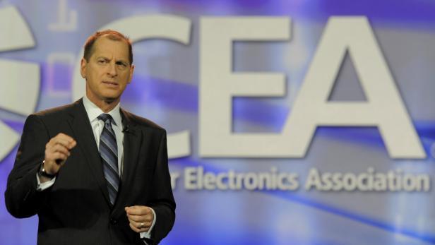 dapdGary Shapiro, president and chief executive officer of Consumer Electronics Association delivers a keynote at the 2012 International CES in Las Vegas, Tuesday, Jan. 10, 2012. (Foto:Jack Dempsey/AP/dapd)
