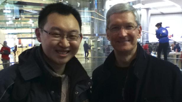 Bei einem Besuch in einem Apple-Store in Peking wurde gleich ein iPhone-Foto geschossen.