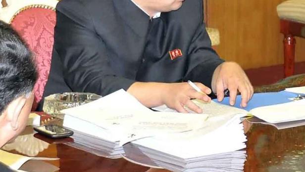 EPAepa03557672 North Korean leader Kim Jong-un (3rd L) presides over a national defense meeting with his top officials in Pyongyang on Jan. 27, 2013, to discuss measures against the latest resolution by the U.N. Security Council that punishes the regime f