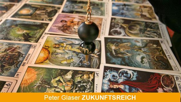 dpa-Zentralbild/Waltraud GrubitzARCHIV - Eine Wahrsagerin sitzt am 09.01.2009 in Delitzsch mit ihrem «Hexenpendel» über Tarot-Karten. Hochkonjunktur erleben Wahrsager in der Ukraine alljährlich im Dezember. Traditionell in der Vorweihnachtszeit werfen