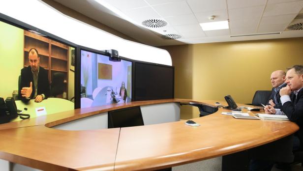 Das Interview in Wien wurde gemeinsam mit Cisco-Österreich-Chef Achim Kaspar auf einem TelePresence System der Serie 3200 geführt