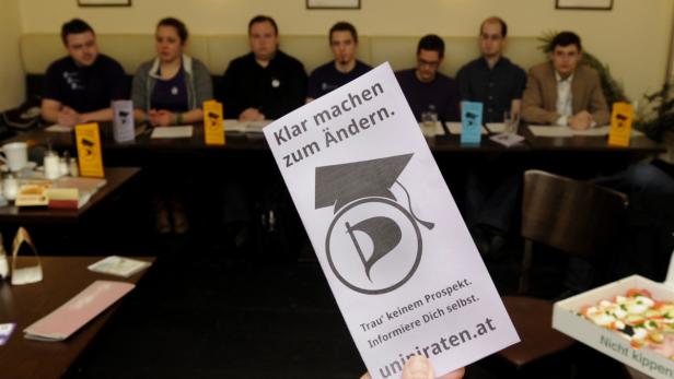 APA/HERBERT PFARRHOFERAPA11516284 - 18022013 - WIEN - ÖSTERREICH: Unipiraten Österreichs während der Presskonferenz anl. der "Eckpunkte des Programms zur ÖH-Wahl" am Montag, 18. Februar 2013, in Wien. APA-FOTO: HERBERT PFARRHOFER