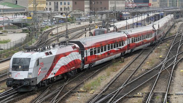 dapdEin Zug vom Typ "railjet" des Herstellers Siemens der Oesterreichischen Bundesbahnen (OeBB) mit der Aufschrift "175 Jahre Eisenbahn fuer Oesterreich" faehrt am Dienstag (12.06.12) aus dem Westbahnhof in Wien. Der Zug wurde anlaesslich des 175. Jubilae dapdEin Zug vom Typ "railjet" des Herstellers Siemens der Oesterreichischen Bundesbahnen (OeBB) mit der Aufschrift "175 Jahre Eisenbahn fuer Oesterreich" faehrt am Dienstag (12.06.12) aus dem Westbahnhof in Wien. Der Zug wurde anlaesslich des 175. Jubilae