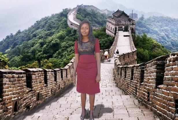Eine Frau steht auf der Chinesischen Mauer.