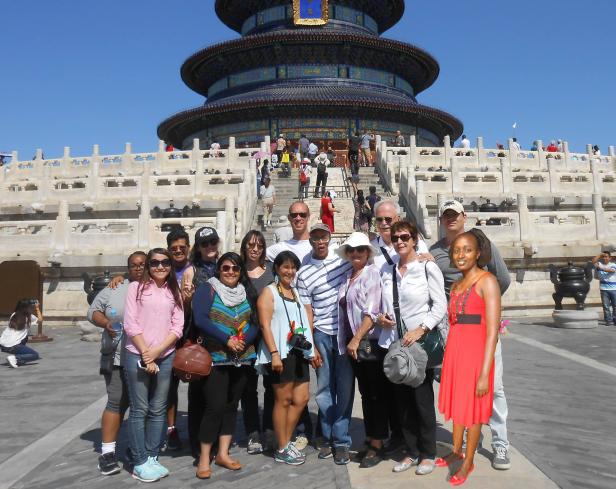 Eine Gruppe von Touristen posiert vor dem Himmelstempel in Peking.