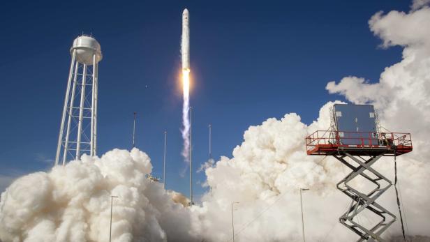 Start der NASA-Rakete Antares