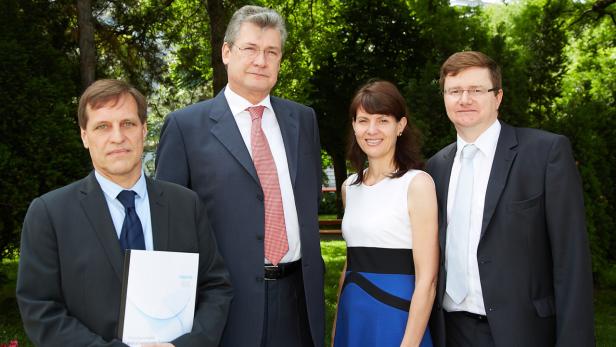 Studienleiter Günter Haunlieb vom Gallup-Institut, Festo-Geschäftsführer Wolfgang Keiner, Festo-Marketingleiterin Katharina Sigl und Energieeffizienz-Experte Thomas Müller (vlnr.) bei der Präsentation des "Trendbarometer Industriebetriebe 2013".