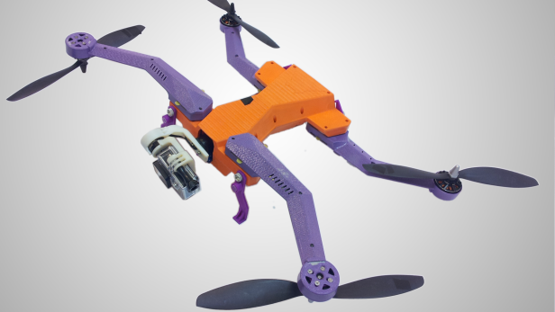 Eine orangefarbene und lila Drohne mit einer angebrachten Kamera.