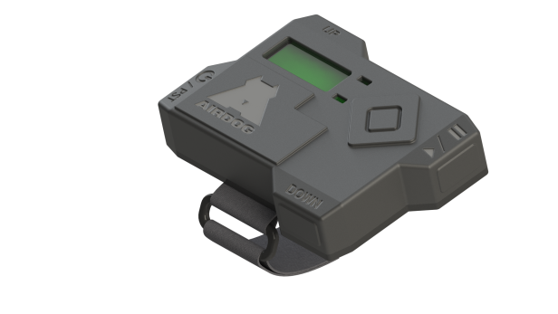 Eine Airdog-Fernbedienung mit einem kleinen grünen Bildschirm und einer Handschlaufe.