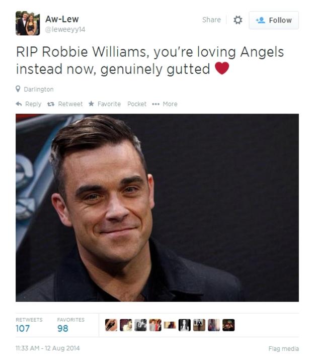 Ein Porträt von Robbie Williams vor einem dunklen Hintergrund.