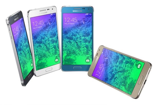 Vier Samsung Galaxy A5 Smartphones in verschiedenen Farben vor einem weißen Hintergrund.