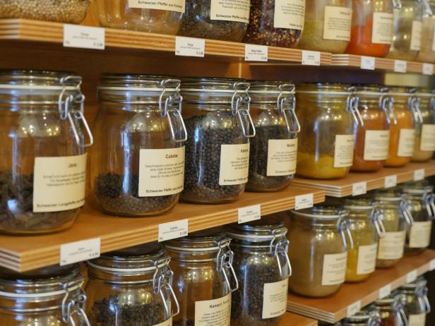 Regale in einem Geschäft sind mit Gläsern verschiedener Pfeffersorten gefüllt.