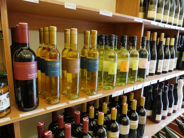 Regale mit verschiedenen Weinflaschen der Marke Heidi Schröck.
