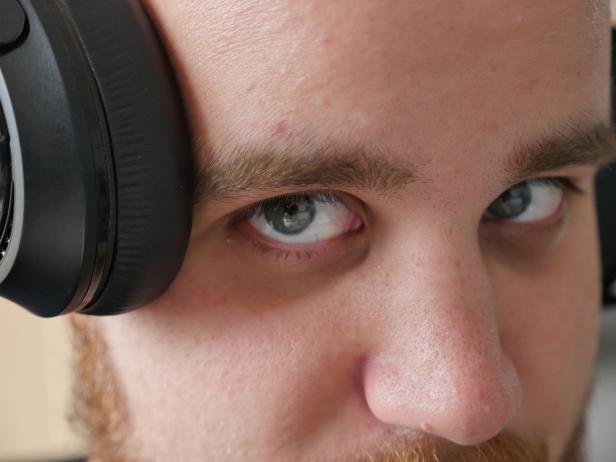 Nahaufnahme vom Gesicht eines Mannes mit Kopfhörern.