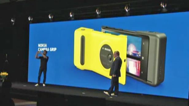 Der Nokia Camera Grip.